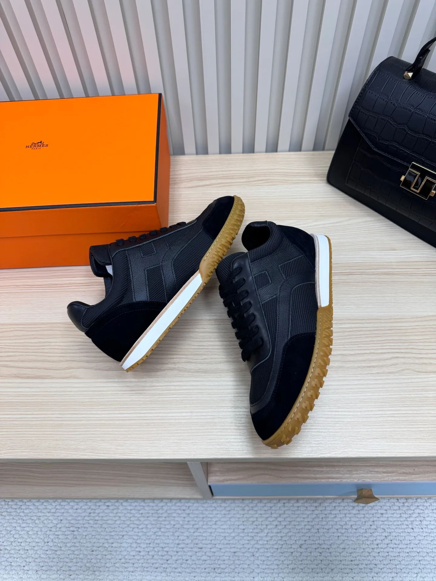 👟👟Ex-factory price 600👟👟 Hermes / Top version #couple style 24ss casual sneakers Suede goatskin sneakers decorated with contrasting patterns and iconic "H" details, beautifully packaged at the delivery counter🛍📦 Fabric: suede + down cloth Lining: mixed sheep lining Outsole: original TPU Bottom thickness: 2CM Size: 35-45
